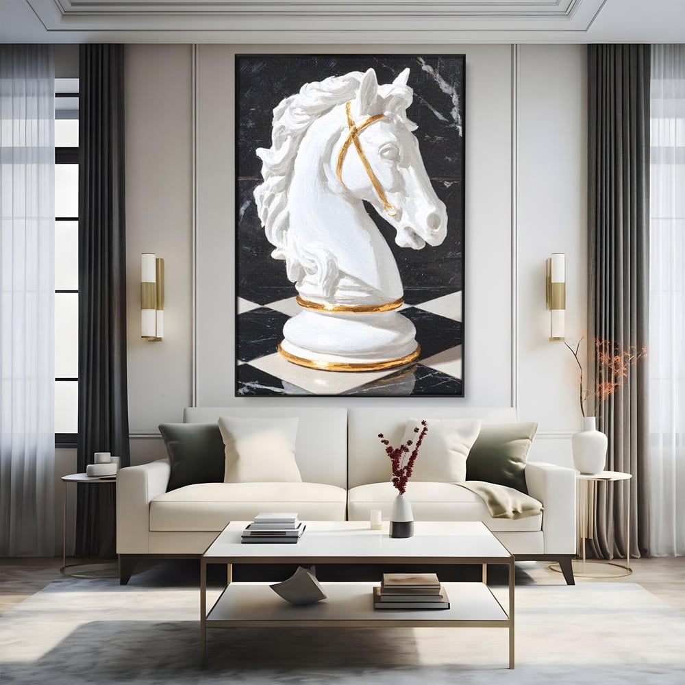 Tablou canvas cu tablou canvas cu cal de sah, in rama de aluminiu negru, pe perete intr-un living